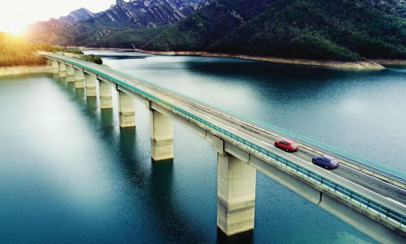 Autos fahren über eine Brücke